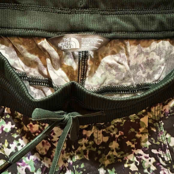 North Face Women’s Hiking Shorts, Multicolor, Size Med - Picture 4 of 4